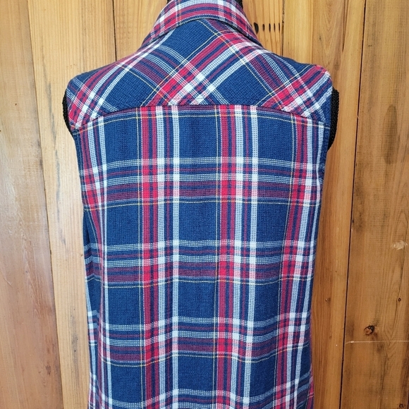 Tommy Hilfiger Sleeveless Plaid Button-Up Shirt - Picture 10 of 16